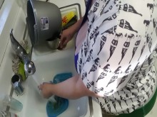 BBW lavando los platos