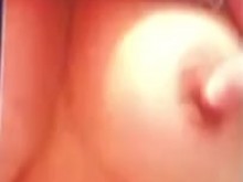 TOQUE SENSUAL DE MANTENER LOS PEZONES DUROS ;)