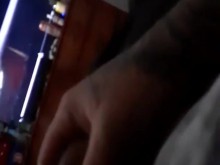 Hombre masturbándose burlándose de todas las zorras