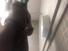 Se escapó para masturbarse en el baño del hospital público