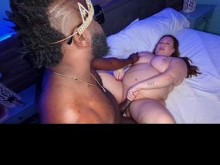 Soy una mamá caliente morena regordeta con grandes naturales y un galán interracial me llena de leche en casa
