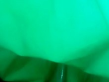 Plástico verde entre mis piernas.