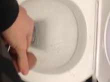 Aventuras en barco: Orinar en un baño público