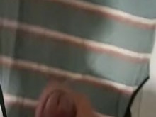 Estoy viendo el video de sexo de mi vecina y es tan delicioso que no puedo evitarlo.