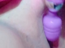 Dama de rojo con su juguete rosa
