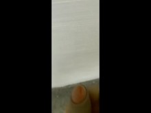 Me masturbo la verga mientras mi esposa esta en el trabajo