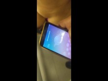 Milf caliente y pervertida con huevos vibratorios en la tienda