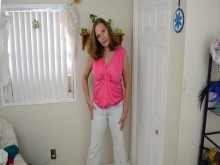 Angel Grave mea sus pantalones vaqueros