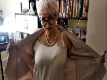 Una preciosa zorra madura con una zanahoria en el coño