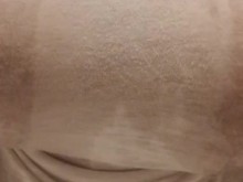 Camiseta mojada jugando con mis grandes tetas naturales