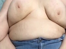 Gordita y gruesa con coño peludo y grandes tetas naturales recibe un creampie