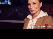 Sexo público caliente y arriesgado: pelirroja en Berlín (+ escena extra)