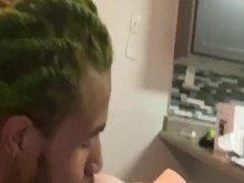 Chico americano aficionado acariciando una gran polla, lamiendo y comiendo coño