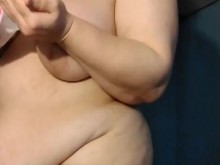 Bbw poniéndose aceite de bebé en el cuerpo