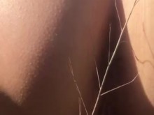 Hotwife Julia haciendo pis en la naturaleza