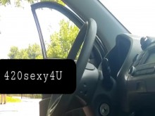 Oso pelirrojo atrapado jugando con una polla en público