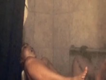 Nena de ébano en la ducha masturbándose