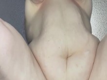 Cogida de pie para una BBW sexy con vientre y tetas suaves y temblorosos, FOLLADA EN CÁMARA LENTA y CREAMPIE GOTEANDO