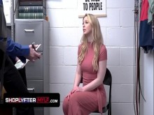 La esbelta MILF Sunny Lane deja que el guardia de seguridad llene su coño maduro con esperma caliente
