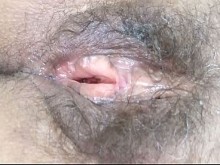 Mostrando su gran concha peluda después de follar, necesita más verga, esposa latina madura