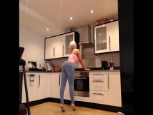 Madura rubia con curvas grandes tetas falsas y culo jeans show
