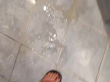 Orinar desesperación en mini shorts de algodón POV