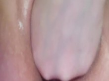 Milf puño en su apretado coño blanco y jugoso haciéndolo explotar con chorros