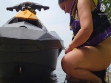 Mamá en moto acuática CASI PILLADA teniendo sexo en el río