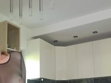 Estaba preparando el desayuno en ropa interior sexy y él me agarró y me folló sobre la mesa.