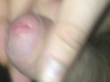 Masturbándose la polla en una silla quiere correrse