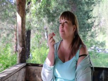 Lindo bbw fumar al aire libre