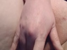 Masturbándose y corriéndose semen goteando