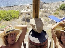 Dos MILF son folladas por mí frente al mar