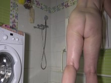 Gorda madura con el coño peludo y grandes tetas caídas en la ducha.