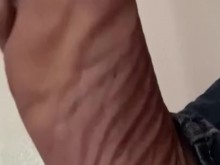 Esperando un masaje en los pies