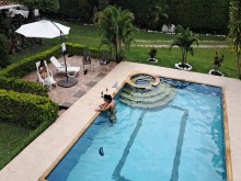 La fiesta acaba con un polvo en la piscina. Parte 1.