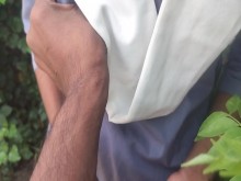 Una colegiala india fue al bosque y se frotó las tetas, luego la llevó a casa y se la folló